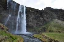 A incrível paisagem da cachoeira de Seljalandsfoss, no sul da IsLândia